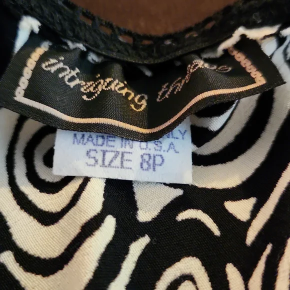 Intriguing threads , Black/ white design Skirt 8 Petite - Picture 3 of 7